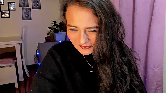 Snapshot of emma_luxy chatting on April 2026 05:05:01 AM emma luxy online show from April 2026 05:05:01 AM