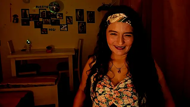 Snapshot of emma_luxy chatting on April 2026 04:00:01 AM emma luxy online show from April 2026 04:00:01 AM