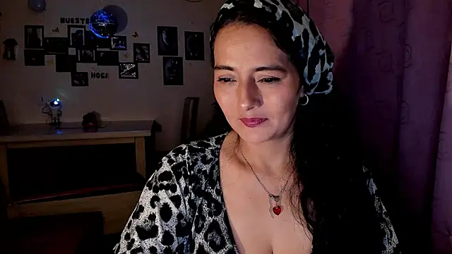 Snapshot of emma_luxy chatting on April 2026 04:46:01 AM emma luxy online show from April 2026 04:46:01 AM