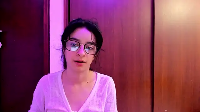 Snapshot of _Lunnaa_ chatting on February 2025 04:25:01 AM Lunnaa online show from February 2025 04:25:01 AM