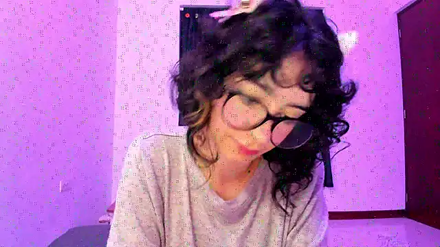 Snapshot of _Lunnaa_ chatting on November 2025 11:10:02 PM Lunnaa online show from November 2025 11:10:02 PM