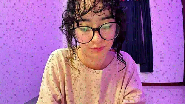 Snapshot of _Lunnaa_ chatting on November 2025 12:43:01 AM Lunnaa online show from November 2025 12:43:01 AM