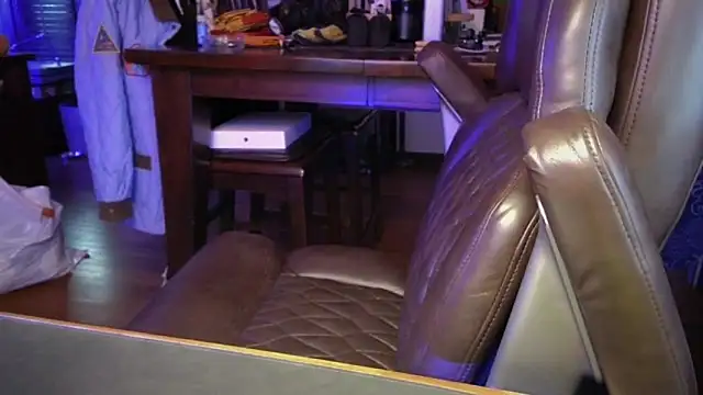 Snapshot of Briefs_bud chatting on November 2025 12:33:01 AM Briefs bud online show from November 2025 12:33:01 AM