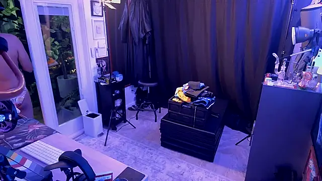 Snapshot of Briefs_bud chatting on December 2025 05:24:01 AM Briefs bud online show from December 2025 05:24:01 AM