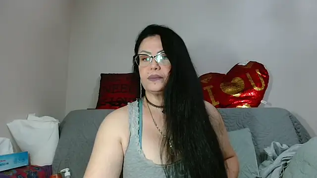 Snapshot of x__KHALEESI__x chatting on October 2025 05:45:02 PM x KHALEESI x online show from October 2025 05:45:02 PM