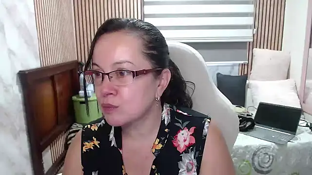 Snapshot of Sonialorens_ chatting on June 2026 08:20:02 PM Sonialorens online show from June 2026 08:20:02 PM