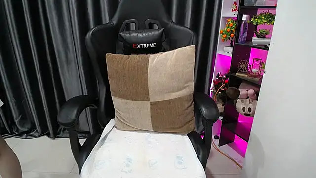 Snapshot of Yuki-yio chatting on September 2025 01:18:01 AM Yuki-yio online show from September 2025 01:18:01 AM