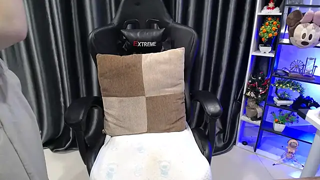 Snapshot of Yuki-yio chatting on October 2025 01:47:01 AM Yuki-yio online show from October 2025 01:47:01 AM