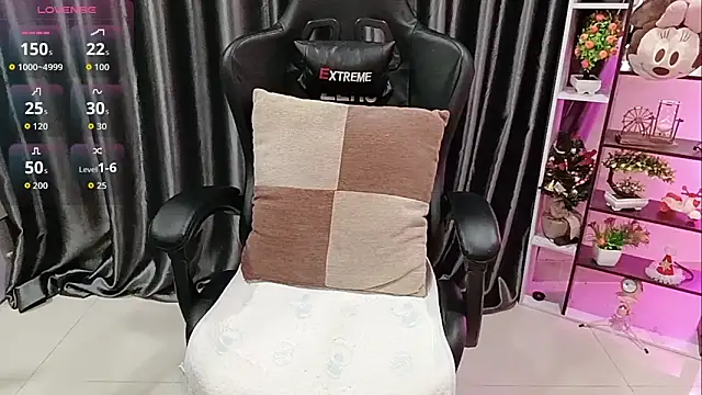 Snapshot of Yuki-yio chatting on October 2025 01:17:01 AM Yuki-yio online show from October 2025 01:17:01 AM