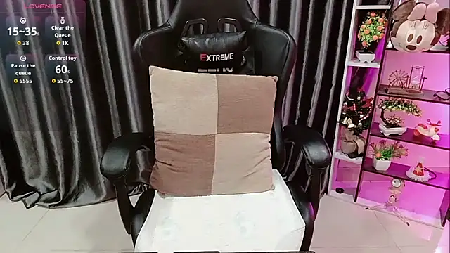 Snapshot of Yuki-yio chatting on November 2025 01:18:02 AM Yuki-yio online show from November 2025 01:18:02 AM