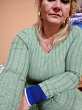 Snapshot of CRHYSTEL chatting on December 2024 05:05:02 PM CRHYSTEL online show from December 2024 05:05:02 PM