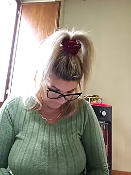 Snapshot of CRHYSTEL chatting on January 2025 02:10:02 PM CRHYSTEL online show from January 2025 02:10:02 PM