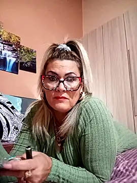 Snapshot of CRHYSTEL chatting on November 2025 10:04:02 AM CRHYSTEL online show from November 2025 10:04:02 AM