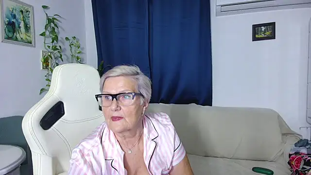 Snapshot of Selenna57 chatting on November 2025 06:43:02 PM Selenna57 online show from November 2025 06:43:02 PM