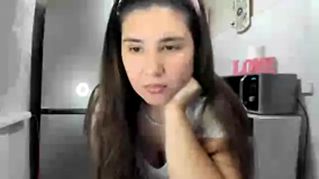 Snapshot of MiaMarrone chatting on November 2025 04:43:02 PM MiaMarrone online show from November 2025 04:43:02 PM