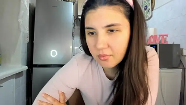 Snapshot of MiaMarrone chatting on December 2025 07:54:02 PM MiaMarrone online show from December 2025 07:54:02 PM