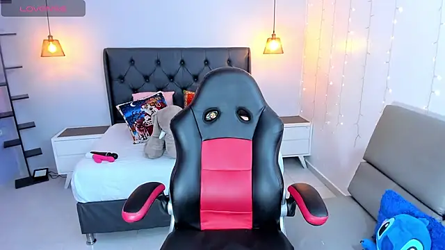 AMELIELEONE online show from December 2024 12:27:01 PM