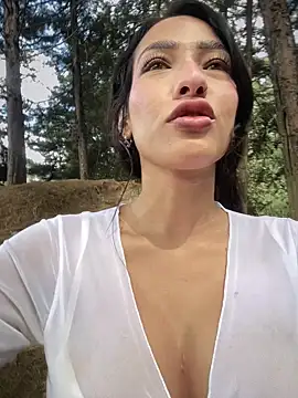 DulceLenns online show from November 2025 07:01:02 PM