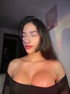 Snapshot of DulceLenns chatting on March 2026 03:32:01 AM DulceLenns online show from March 2026 03:32:01 AM