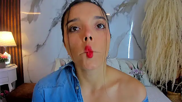 Snapshot of hannahill69 chatting on February 2025 07:12:02 AM hannahill69 online show from February 2025 07:12:02 AM
