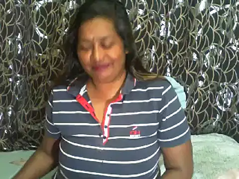 Snapshot of Mammabear_4u chatting on December 2024 04:04:02 PM Mammabear 4u online show from December 2024 04:04:02 PM