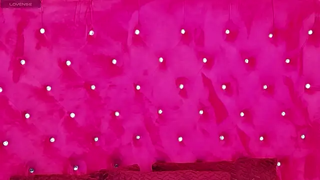 Snapshot of LoraDelNiro chatting on December 2024 01:00:01 PM LoraDelNiro online show from December 2024 01:00:01 PM