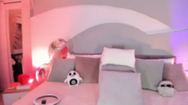 Nicolle W online show from October 2025 11:55:02 AM