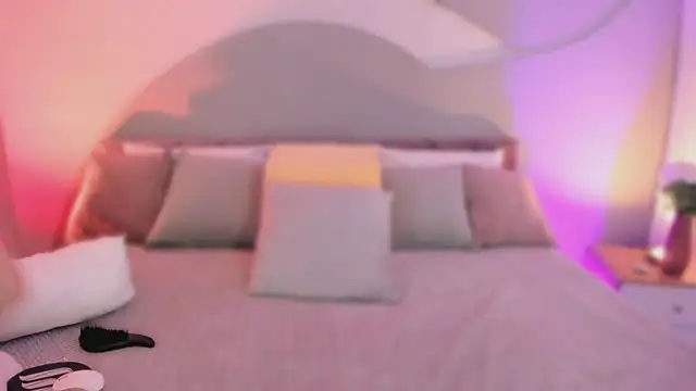 Nicolle W online show from November 2025 12:50:02 PM