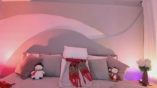 Snapshot of Nicolle_W chatting on December 2025 12:01:02 PM Nicolle W online show from December 2025 12:01:02 PM