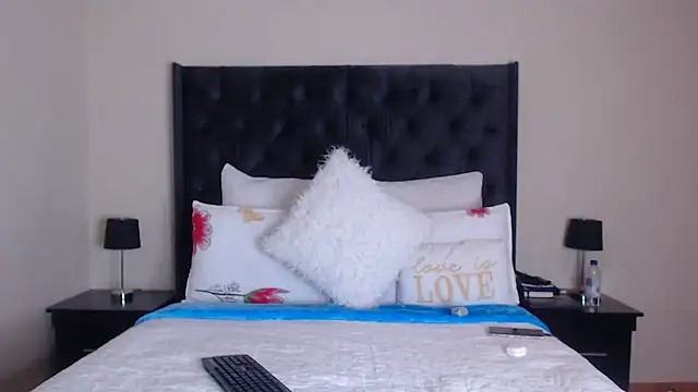 Snapshot of Sexynaughty_Gal chatting on December 2025 06:59:02 PM Sexynaughty Gal online show from December 2025 06:59:02 PM