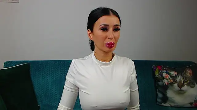 SaraDaisy online show from November 2025 06:22:02 PM