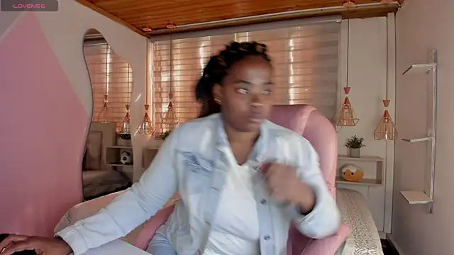 Snapshot of aleja17_xxx chatting on October 2025 08:06:02 PM aleja17 xxx online show from October 2025 08:06:02 PM