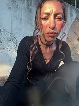 amanilouve online show from April 2026 05:10:02 PM