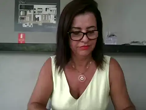 Snapshot of Linda1975 chatting on February 2025 07:53:02 PM Linda1975 online show from February 2025 07:53:02 PM