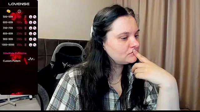 Snapshot of AlanaBrox chatting on November 2025 07:37:01 PM AlanaBrox online show from November 2025 07:37:01 PM