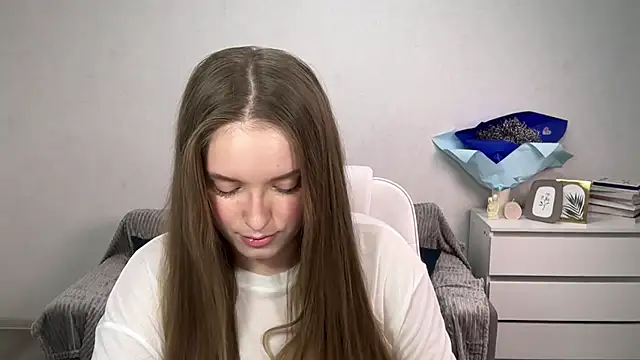 EvaMaddison online show from November 2025 06:18:01 PM