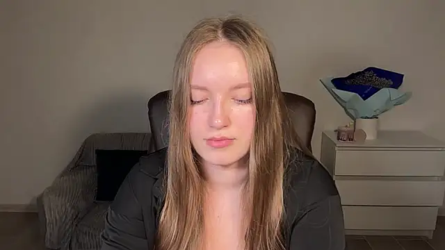 EvaMaddison online show from April 2026 08:32:01 PM