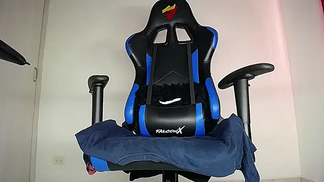MAXJONES 2 online show from May 2026 03:50:01 PM