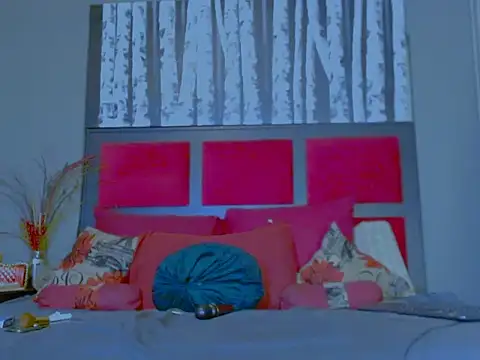 Snapshot of MissParis26 chatting on October 2025 09:14:01 PM MissParis26 online show from October 2025 09:14:01 PM