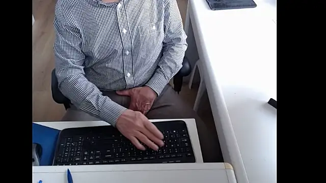 dutchpornking online show from May 2026 07:03:01 AM