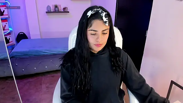 Snapshot of Catalinaa_martinez chatting on December 2024 08:28:01 PM Catalinaa martinez online show from December 2024 08:28:01 PM