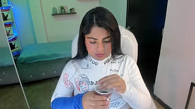 Snapshot of Catalinaa_martinez chatting on December 2024 10:34:01 PM Catalinaa martinez online show from December 2024 10:34:01 PM