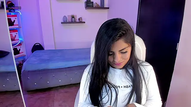 Snapshot of Catalinaa_martinez chatting on December 2024 05:21:02 PM Catalinaa martinez online show from December 2024 05:21:02 PM