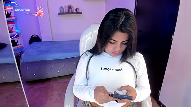 Snapshot of Catalinaa_martinez chatting on December 2024 08:26:02 PM Catalinaa martinez online show from December 2024 08:26:02 PM