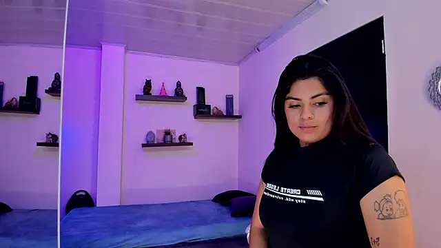 Snapshot of Catalinaa_martinez chatting on December 2024 08:25:02 PM Catalinaa martinez online show from December 2024 08:25:02 PM