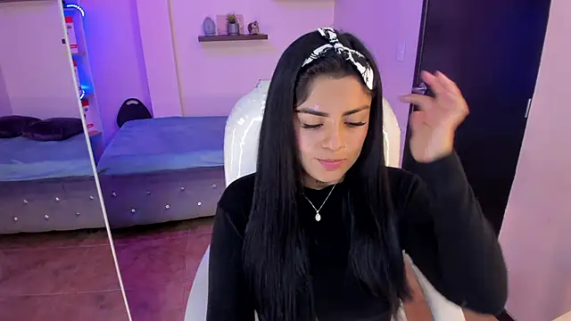 Snapshot of Catalinaa_martinez chatting on December 2024 06:35:02 PM Catalinaa martinez online show from December 2024 06:35:02 PM