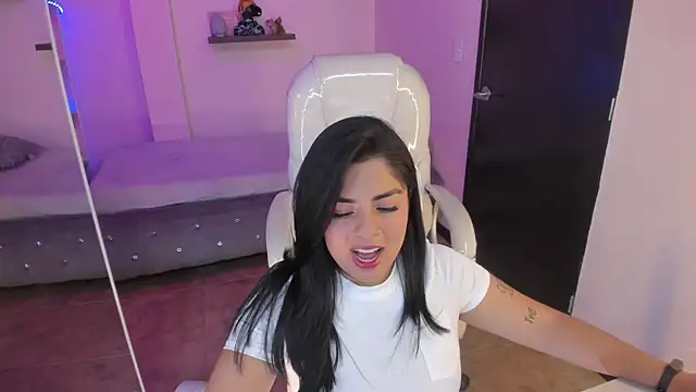 Snapshot of Catalinaa_martinez chatting on January 2025 08:50:02 PM Catalinaa martinez online show from January 2025 08:50:02 PM