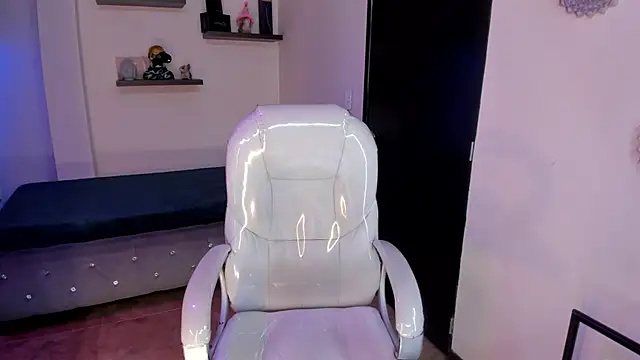 Snapshot of Catalinaa_martinez chatting on February 2025 07:27:02 PM Catalinaa martinez online show from February 2025 07:27:02 PM