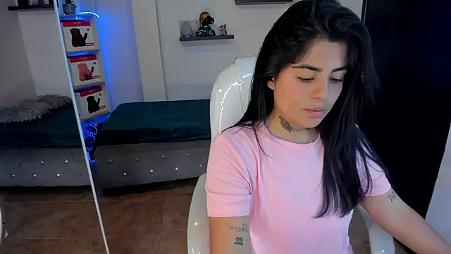 Snapshot of Catalinaa_martinez chatting on February 2025 08:43:02 PM Catalinaa martinez online show from February 2025 08:43:02 PM