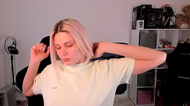 Snapshot of hotblonds chatting on November 2025 11:10:01 AM hotblonds online show from November 2025 11:10:01 AM